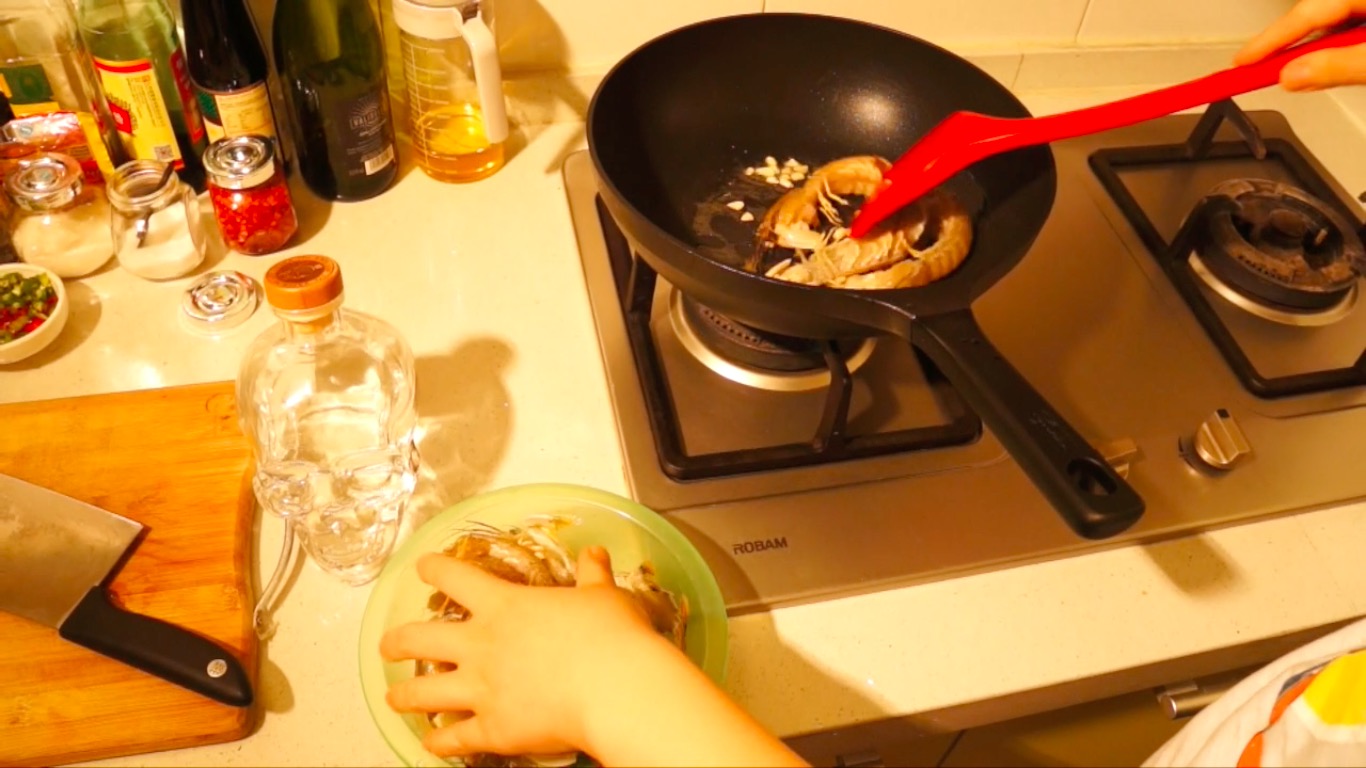 下酒菜：伏特加炒皮皮虾的做法 步骤1
