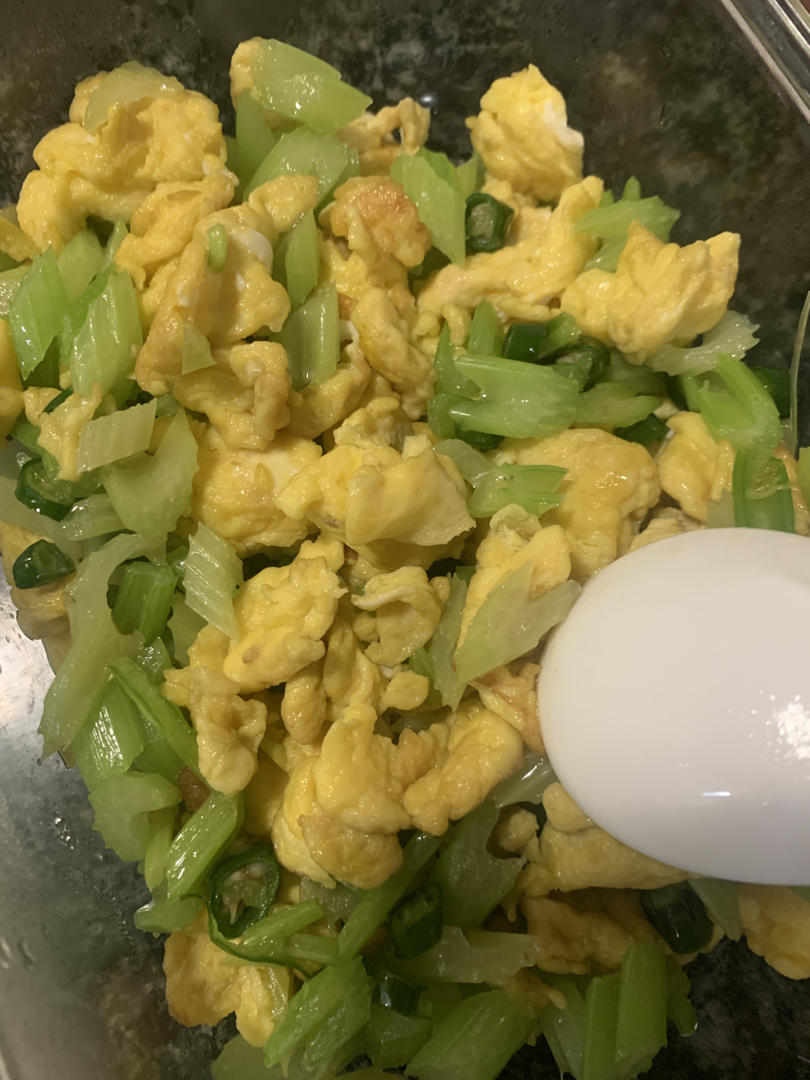 芹菜炒鸡蛋