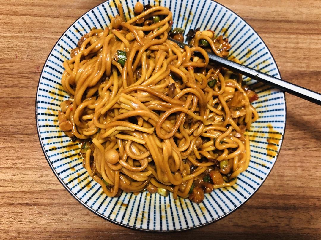 芝麻酱拌面（超快手超简单的翻版热干面）