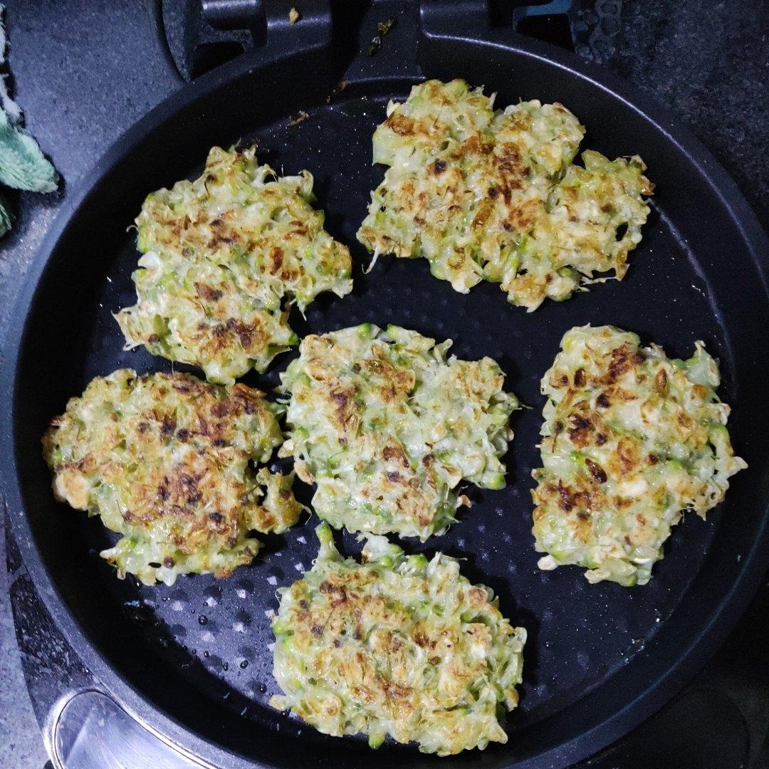 少面粉少盐的槐花饼