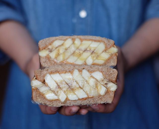 【吐司夹一切】の香蕉花生酱三明治的做法