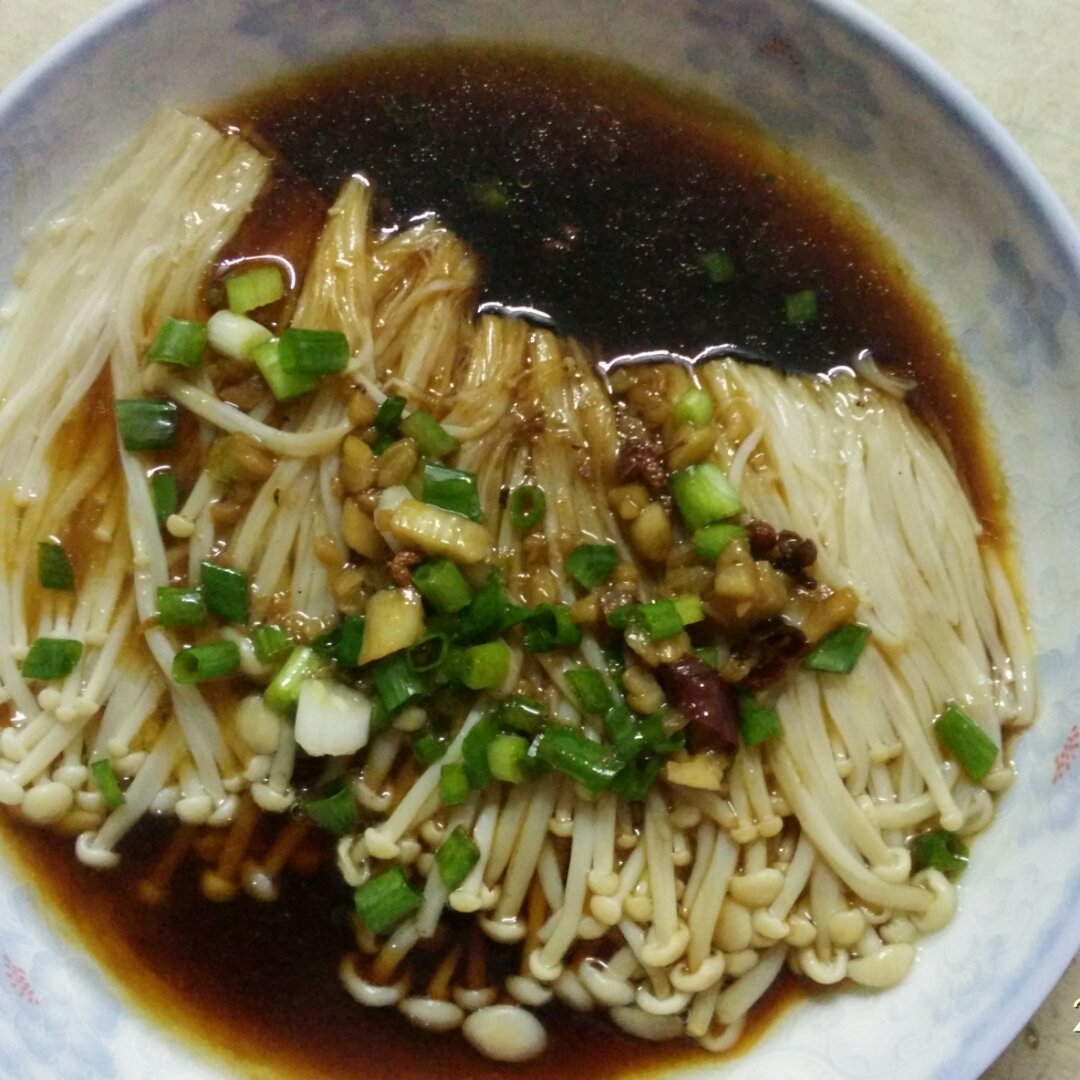 葱油金针菇——10分钟快手菜，你绝对不能错过的美味~