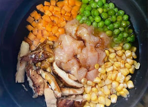 低卡香菇鸡胸肉焖糙米饭，有电饭煲就能做的做法 步骤5