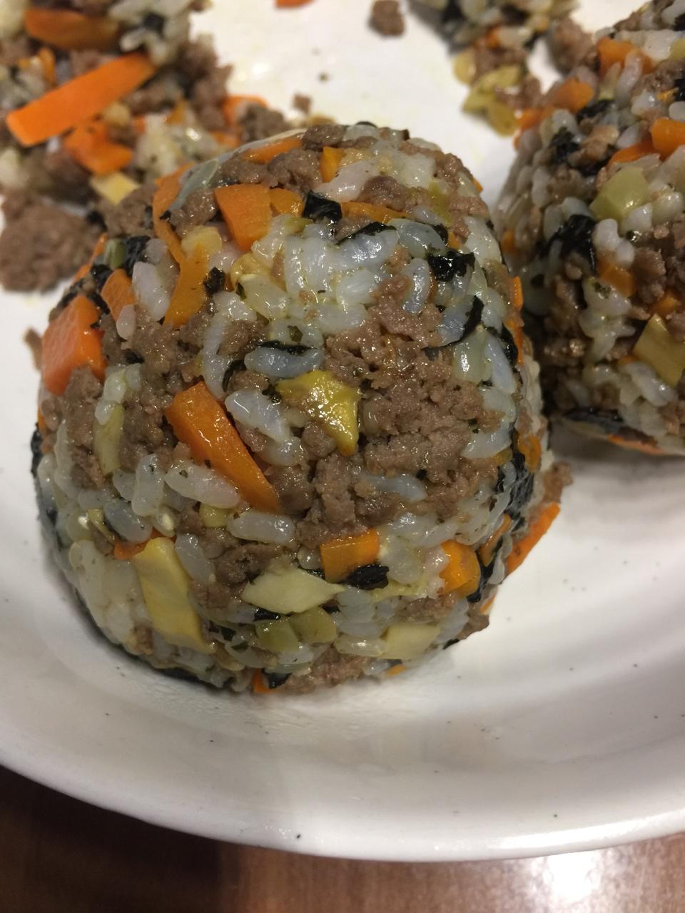 麦咚咚做的韩国最好吃的牛肉饭团(外表朴实,内里带猛料)