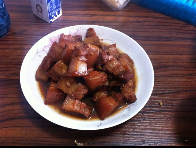 吃着碗里望着锅里的红烧肉