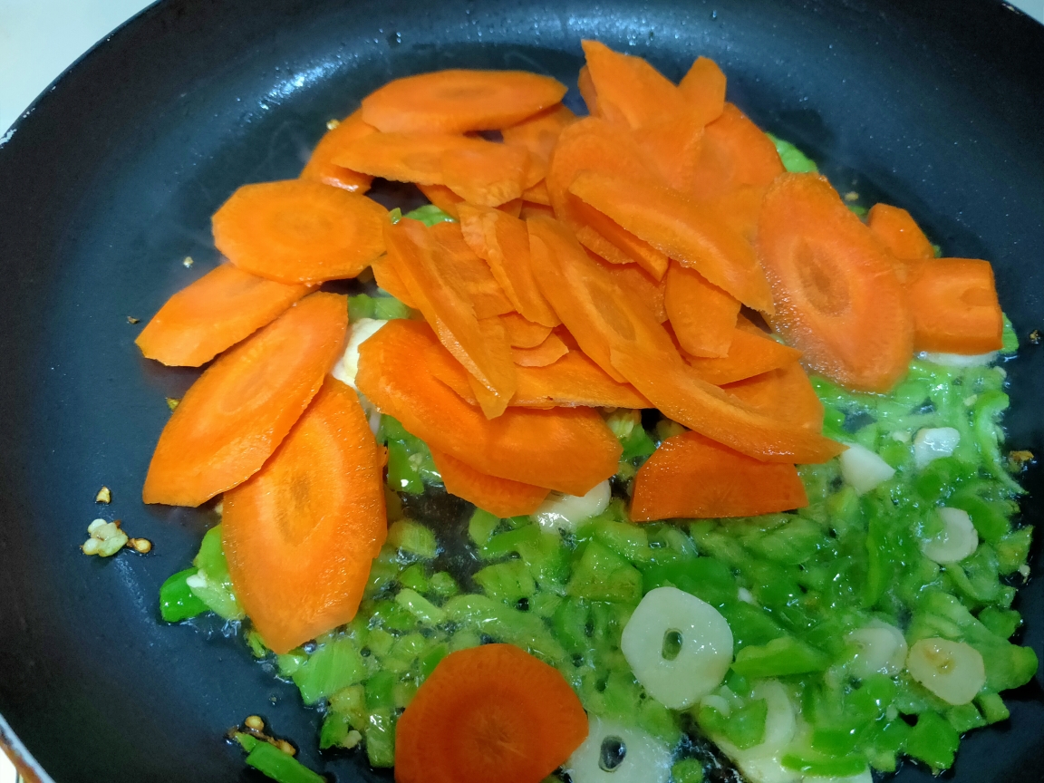 超下饭的简单家常菜—胡萝卜炒香肠的做法 步骤6