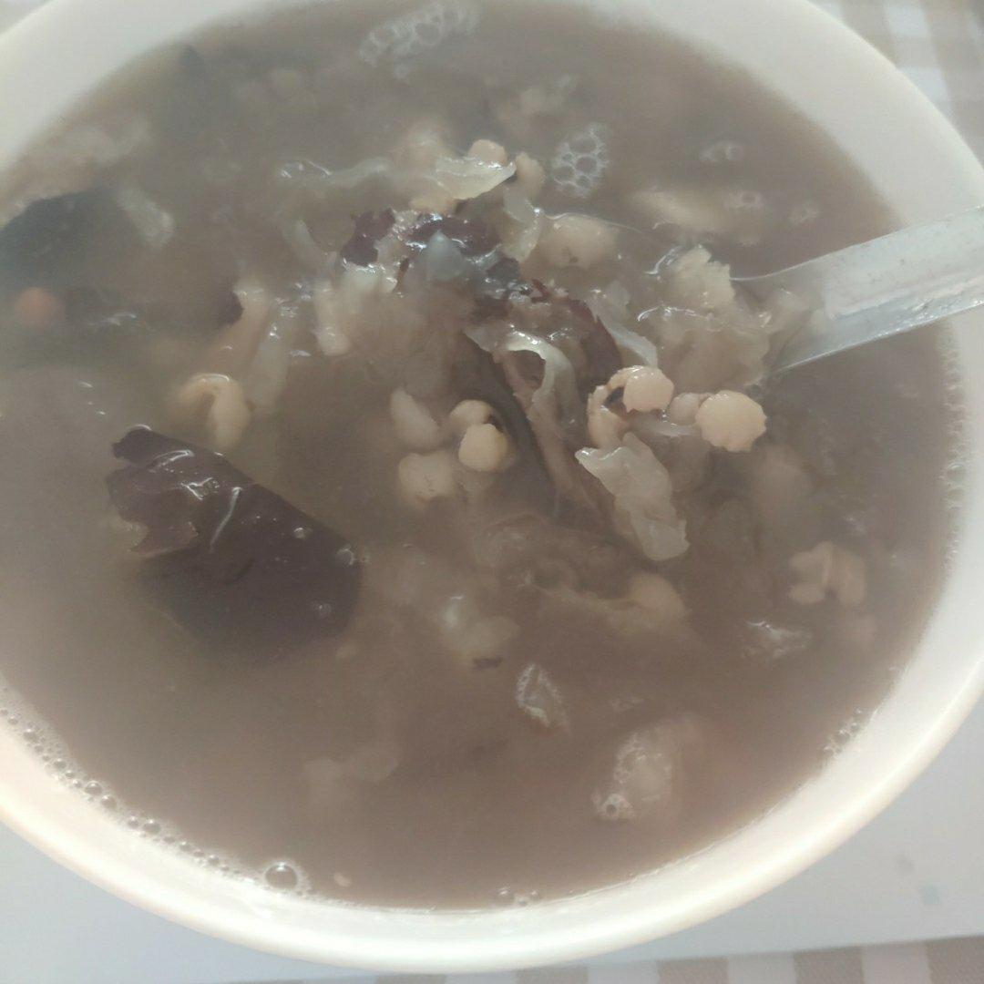 冰糖银耳红枣汤