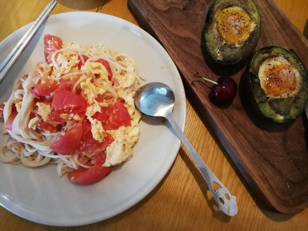 牛油果烤鸡蛋