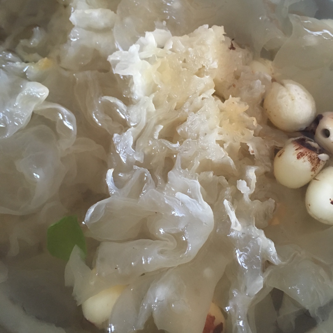 银耳莲子羹
