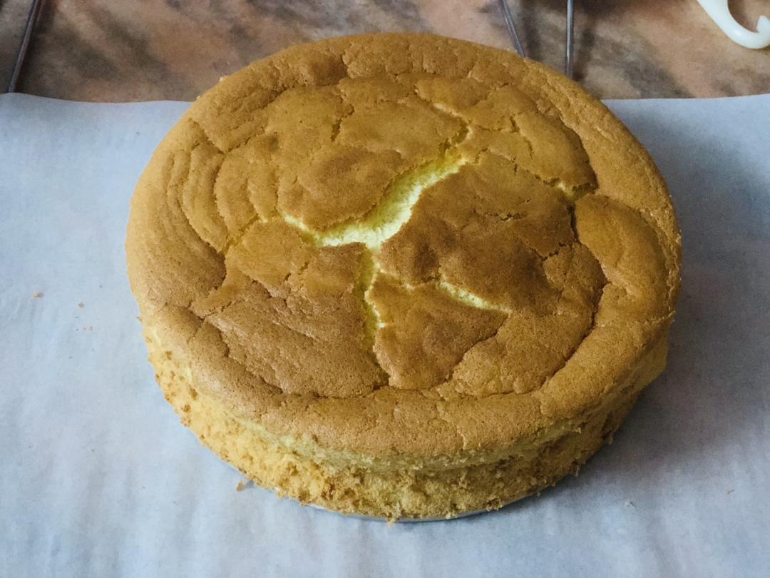 （制作时长5分钟左右）简单粗暴的做一只戚风｜视频及gif