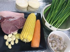 玉米胡萝卜猪肉饺+韭菜鲜虾肉饺的做法 步骤1