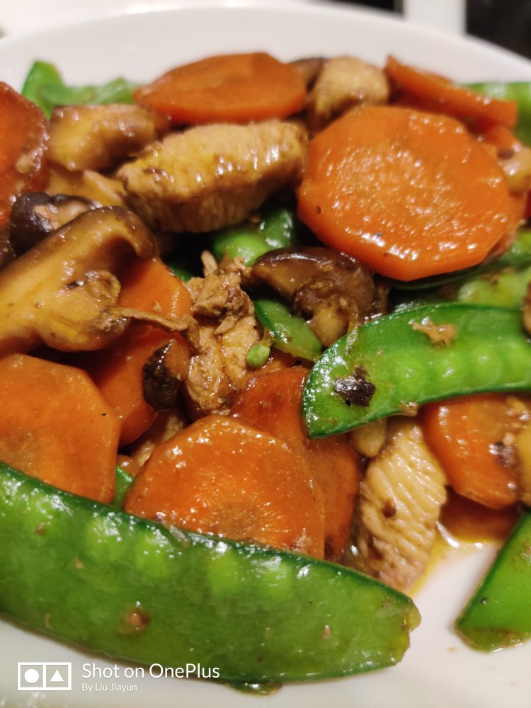 快手低脂营养下饭菜～鸡胸肉配荷兰豆、胡萝卜和冬菇