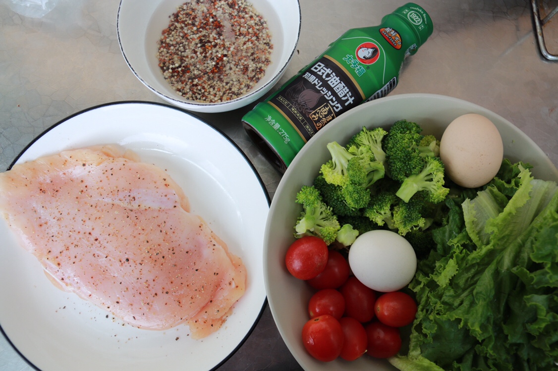 健康低卡—鸡胸肉藜麦蔬菜沙拉🥗的做法 步骤1