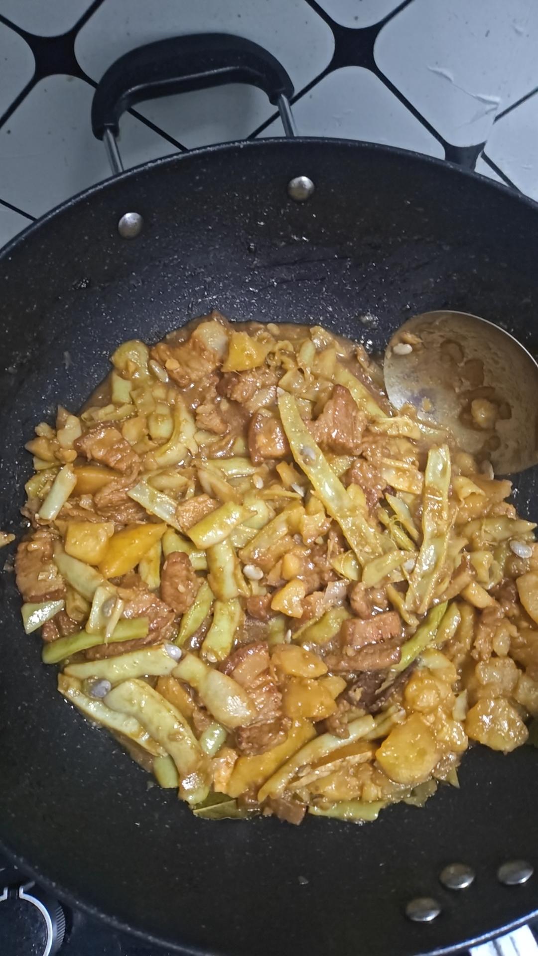 绝对正宗的东北土豆豆角炖五花肉