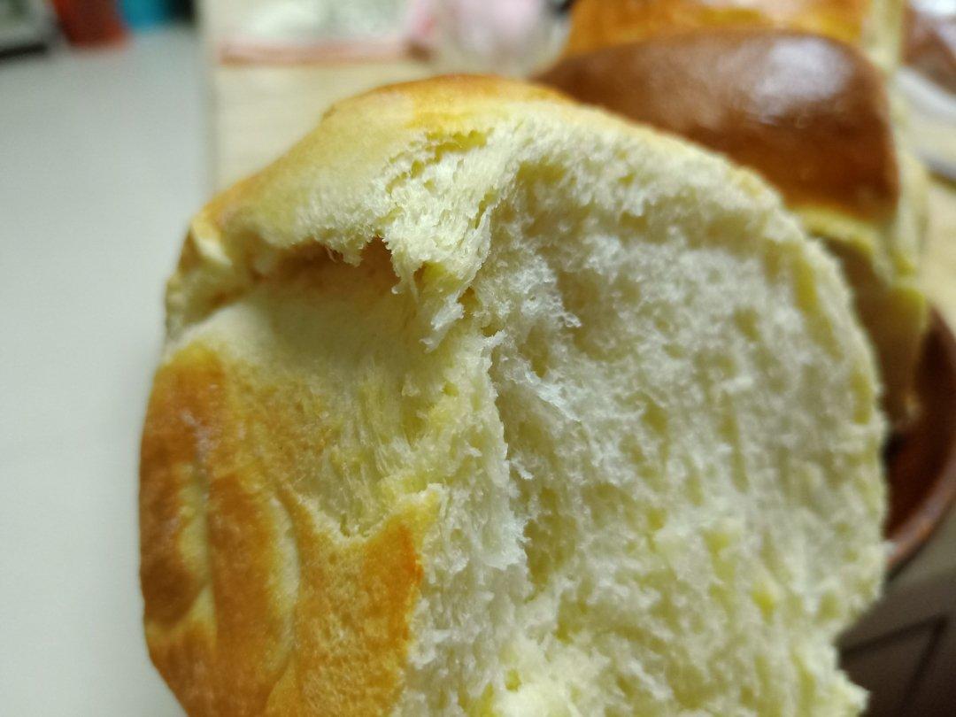 不用厨师机，不用揉半天，也能做出香甜的拉丝牛奶吐司面包！