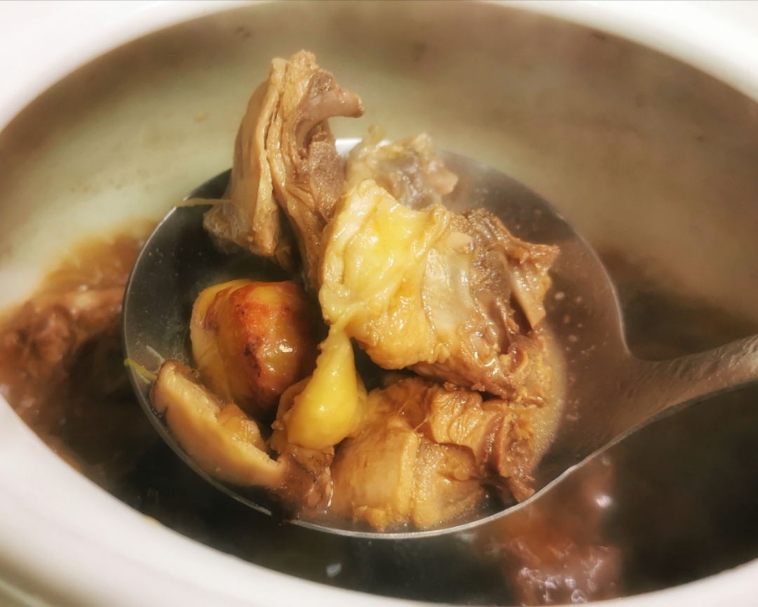 热腾腾的板栗炖鸡，比鸡还好吃的板栗的做法