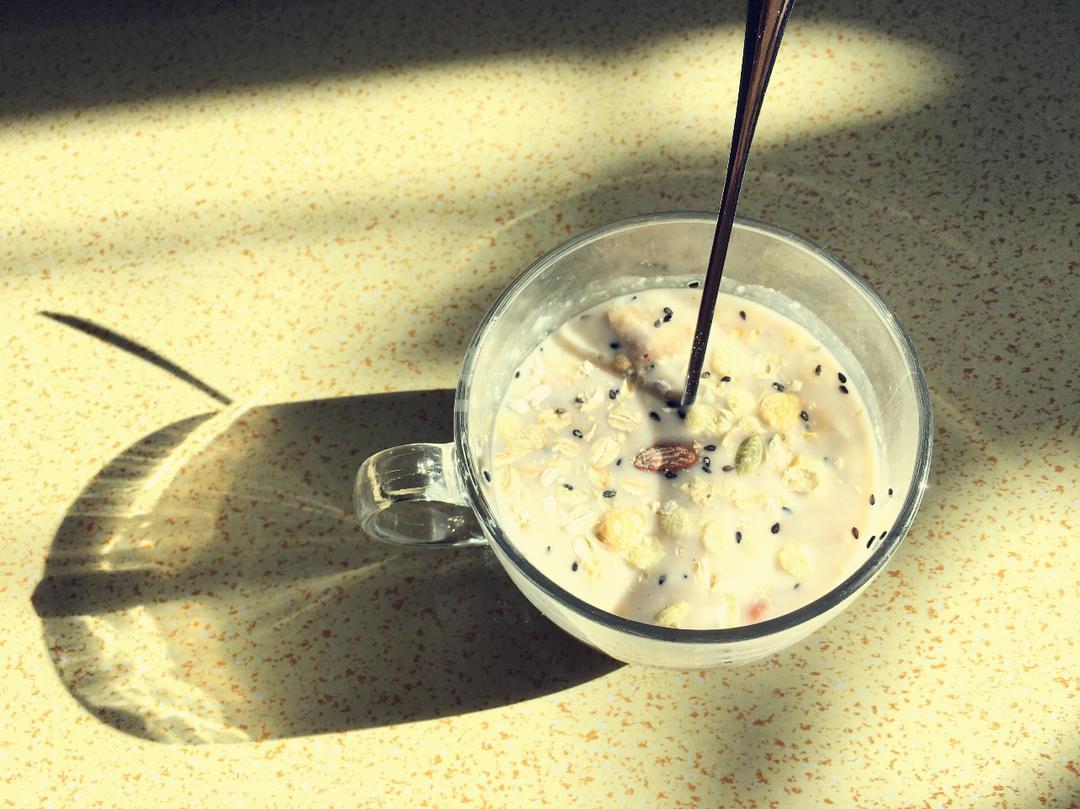 红枣红豆薏仁牛奶粥