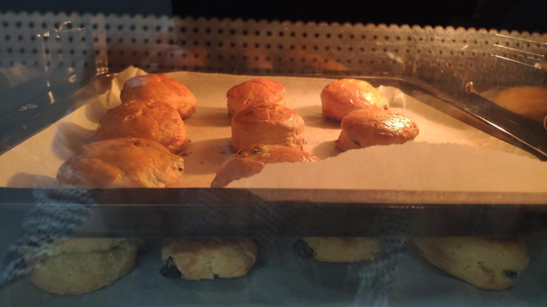 超级松软完美裂纹的司康-English scones
