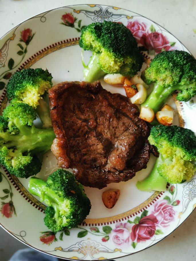 这些煎牛排的小技巧你们都会吗？