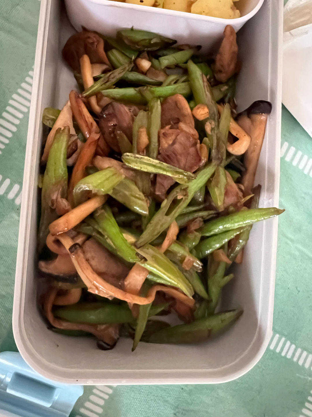 好吃的家常菜-杏鲍菇四季豆小炒肉