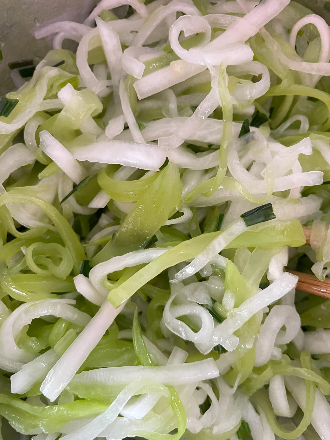 小美菜谱：葱香拌莴笋白萝卜丝的做法