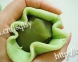 翡翠莲蓉蛋黄酥的做法 步骤17