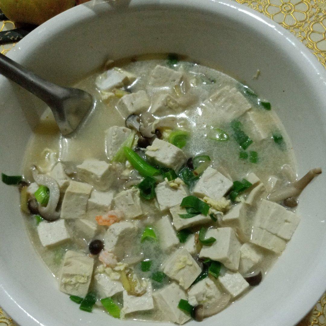 豆腐鲜虾菇菌汤
