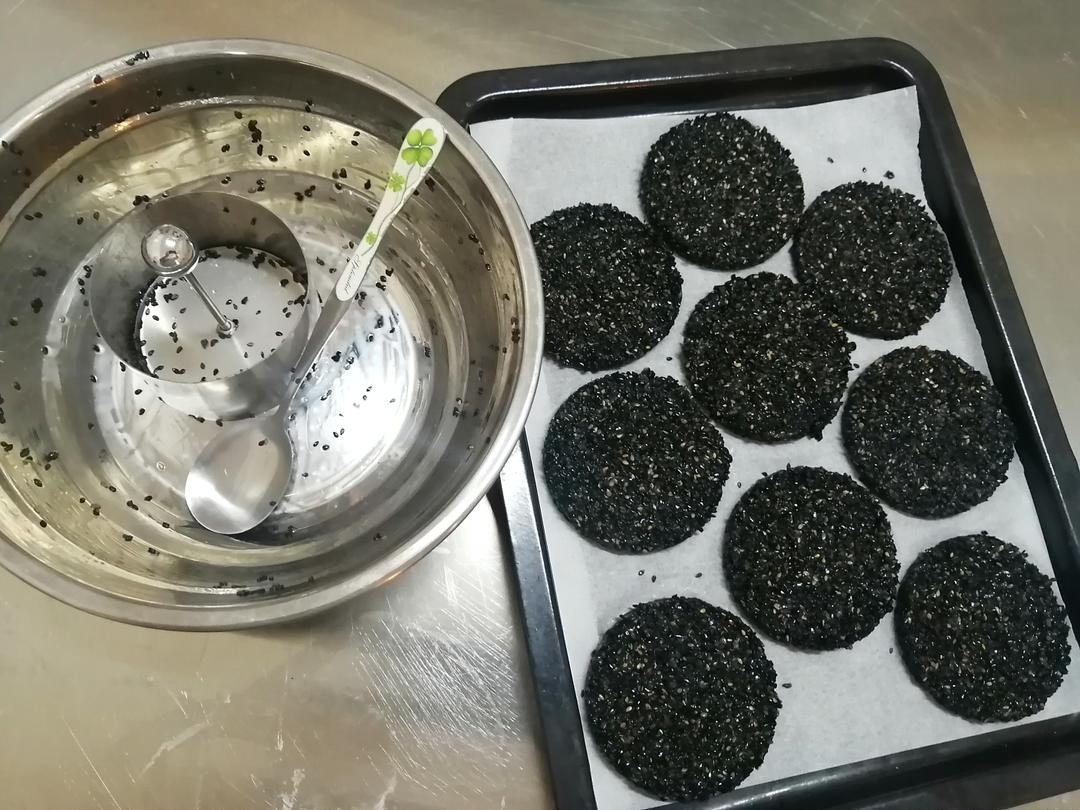 黑芝麻饼自制超级简单的做法 步骤1