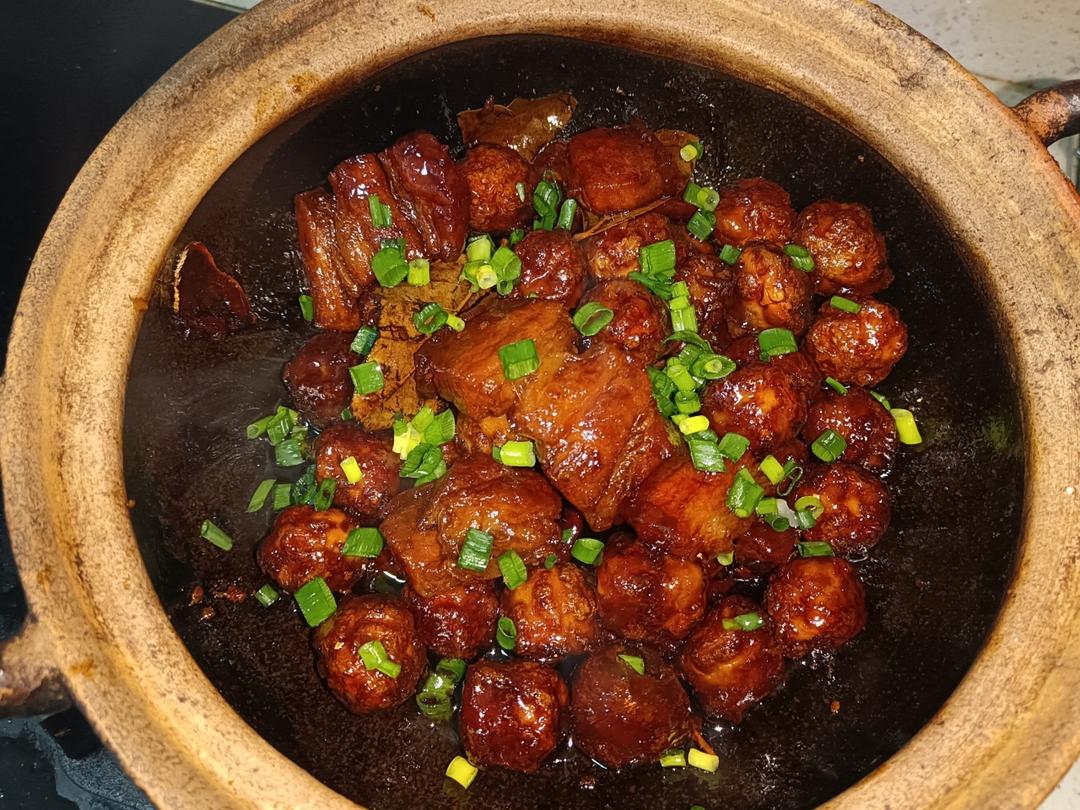 红烧肉炖鹌鹑蛋