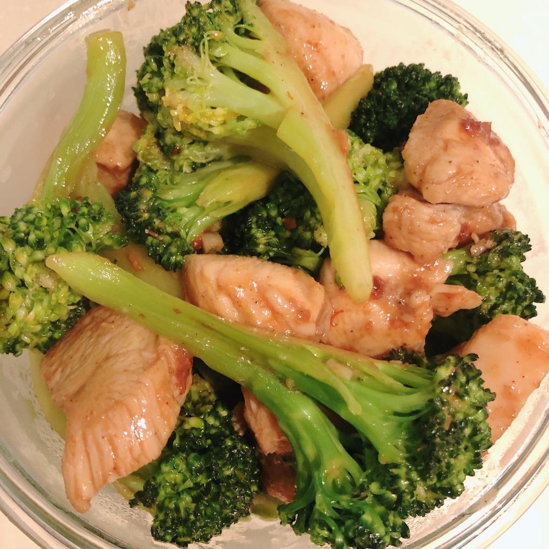 鸡胸肉炒西兰花