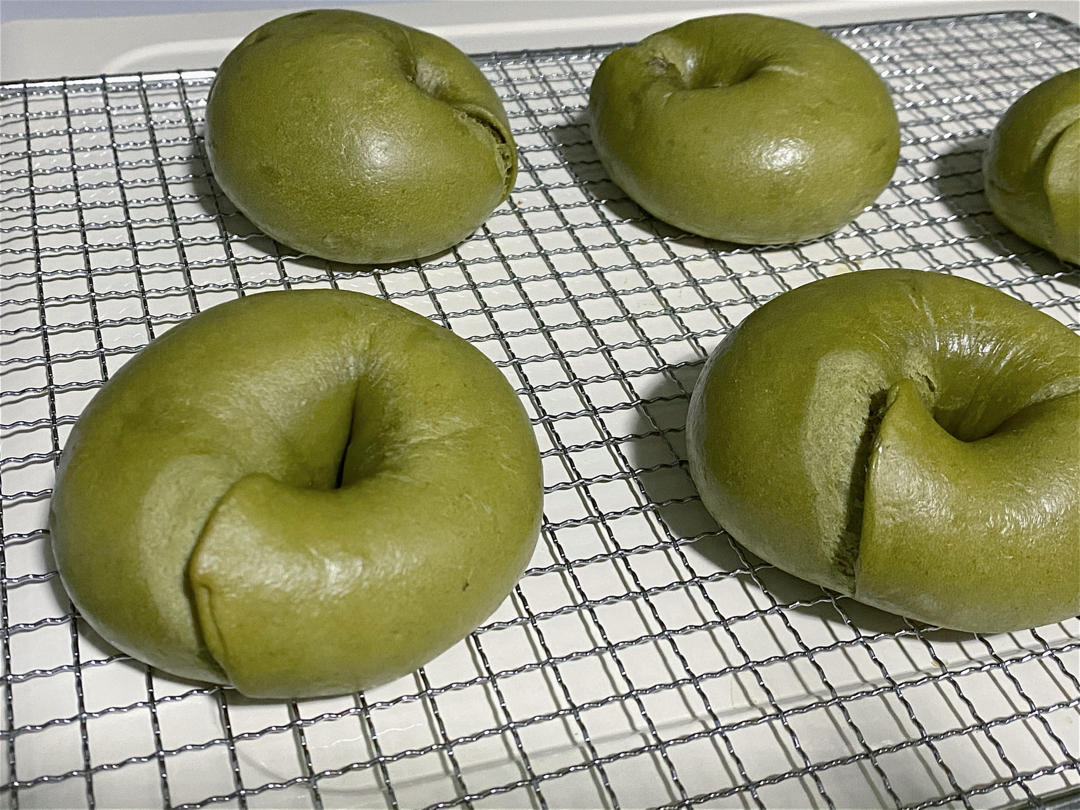 绿油油的抹茶红豆贝果