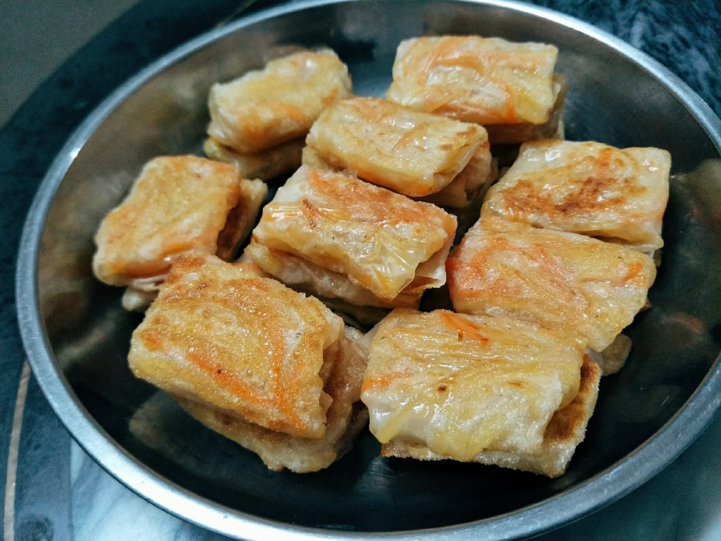 超级好吃的饺子皮版胡萝卜土豆丝卷饼的做法