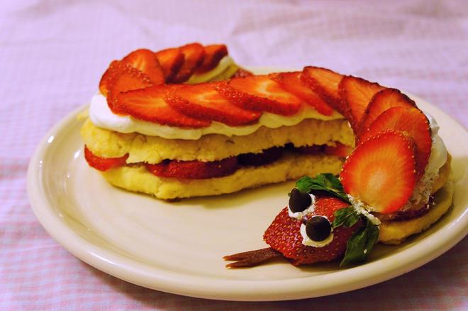 Strawberry shortcake snake （草莓蛋糕蛇）的做法