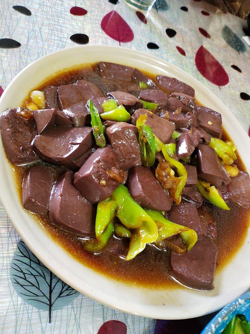 〈辣椒炒羊血〉，好鲜嫩。欣小厨 😉