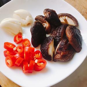 香菇油焖煮笋的做法 步骤2