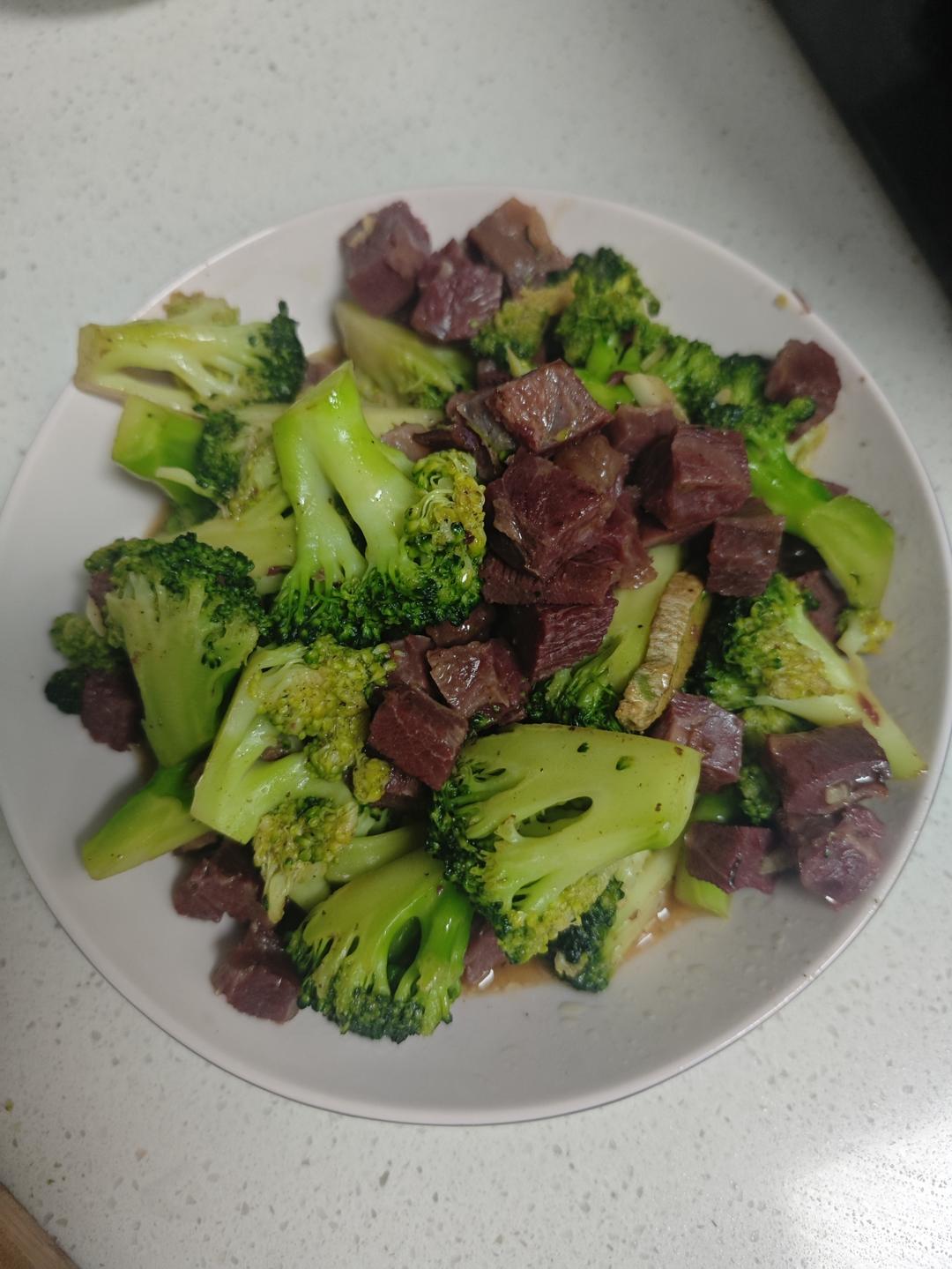 西兰花炒牛排粒