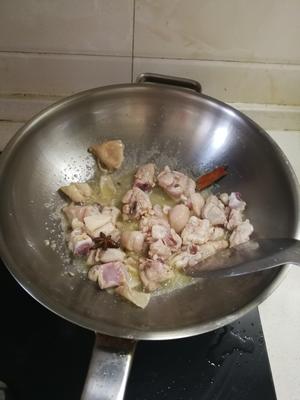 土豆炖鸡腿肉的做法 步骤3