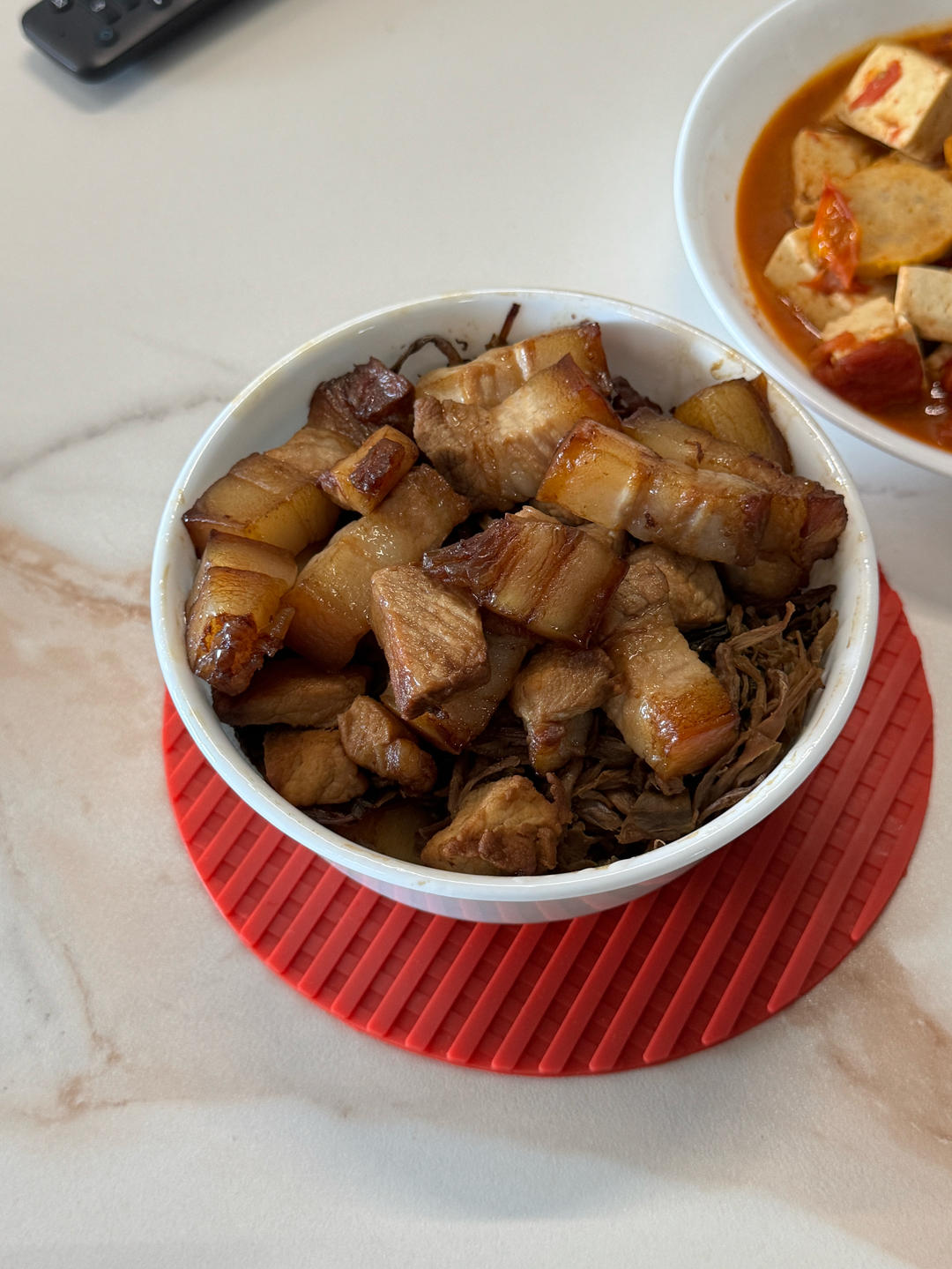 笋干菜烧肉：干菜烧肉好吃的关键，是隔水蒸！