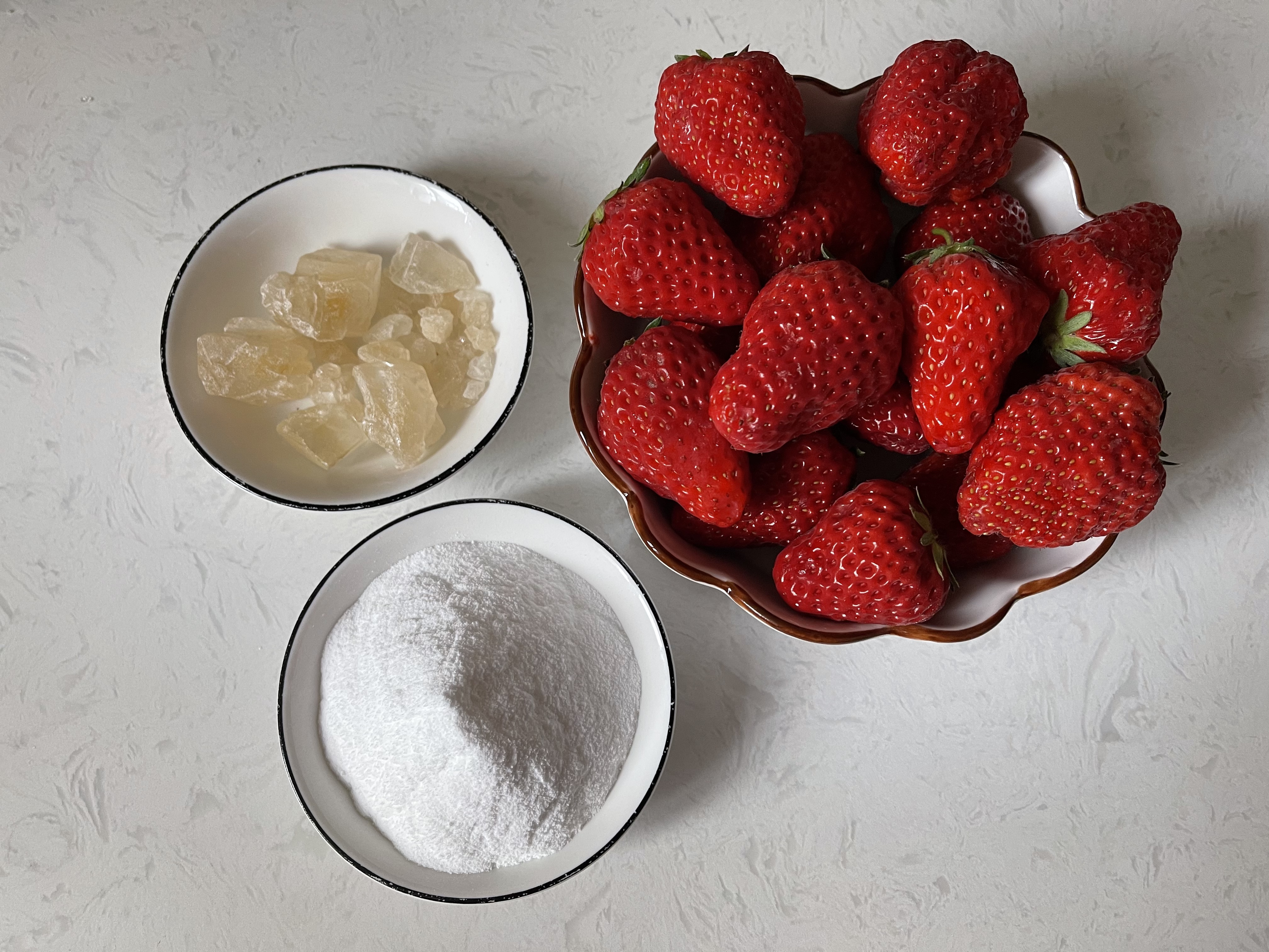 清凉爽滑❗️高颜值✨零难度成功💯草莓冻撞奶的做法 步骤1