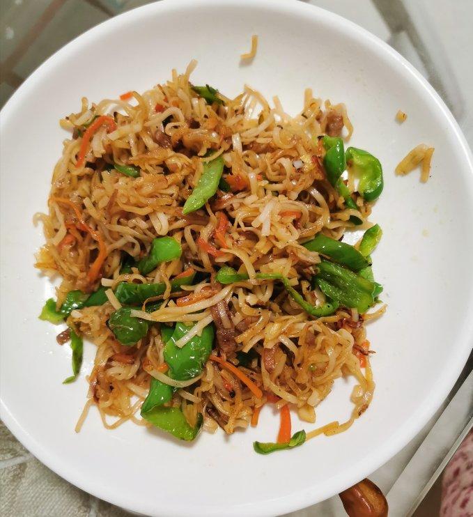 〈辣椒肉丝炒面〉，比夜市的还好吃。欣小厨 😉