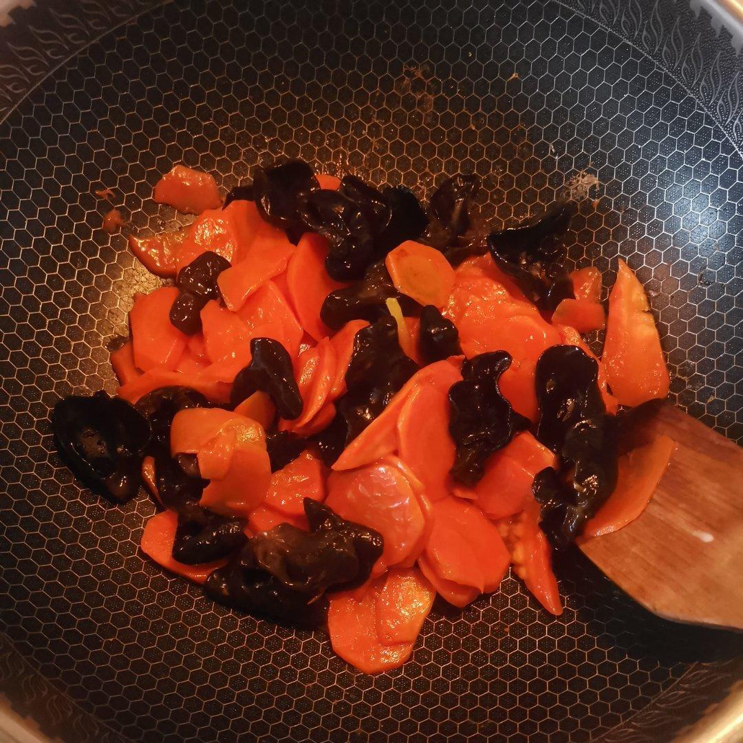 胡萝卜香菇炒木耳