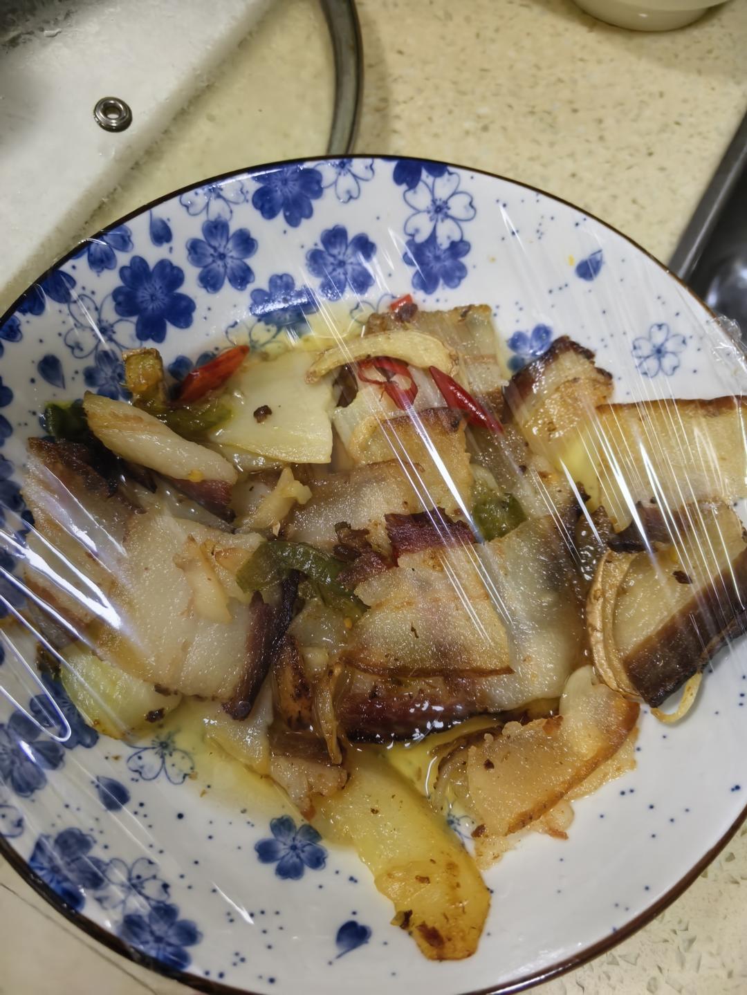 百吃不厌的腊肉炒土豆片！荤素主食一锅出~