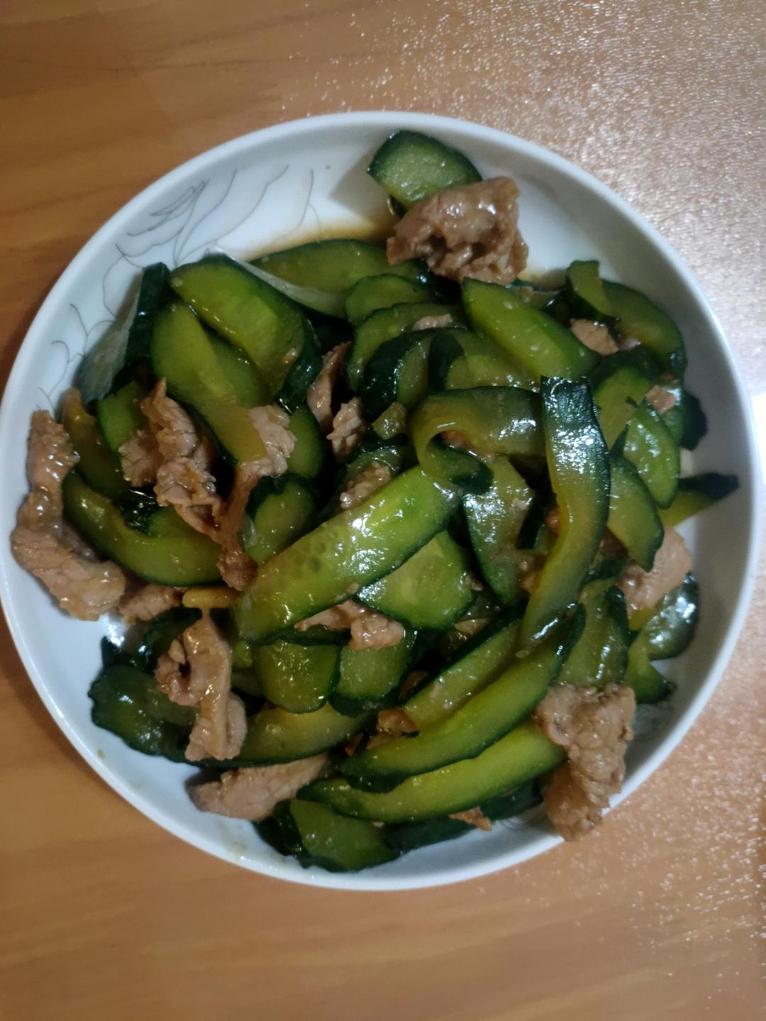 青瓜炒肉片，听说是老一辈才知道的菜！