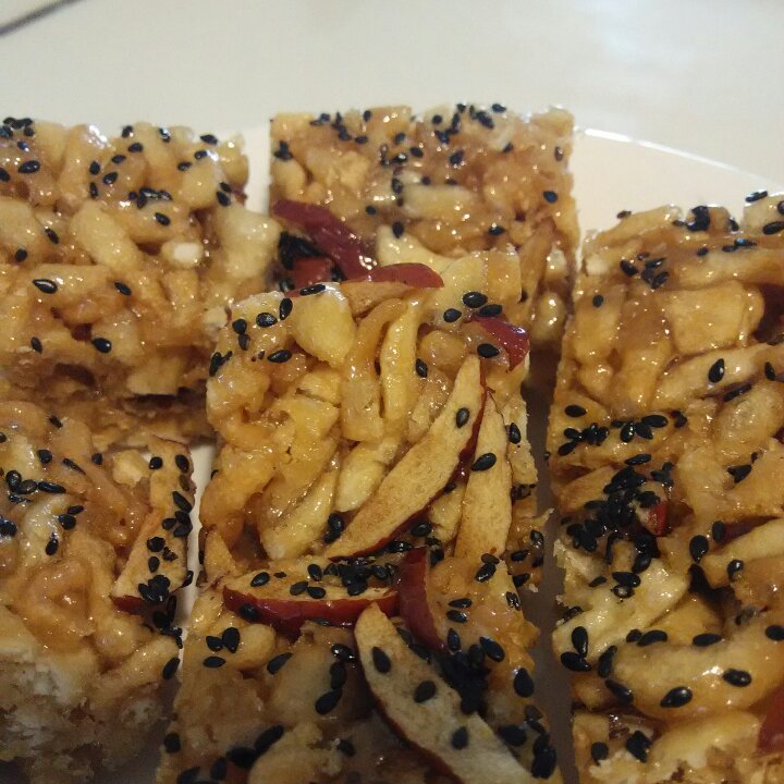 用饺子皮做“萨其马”