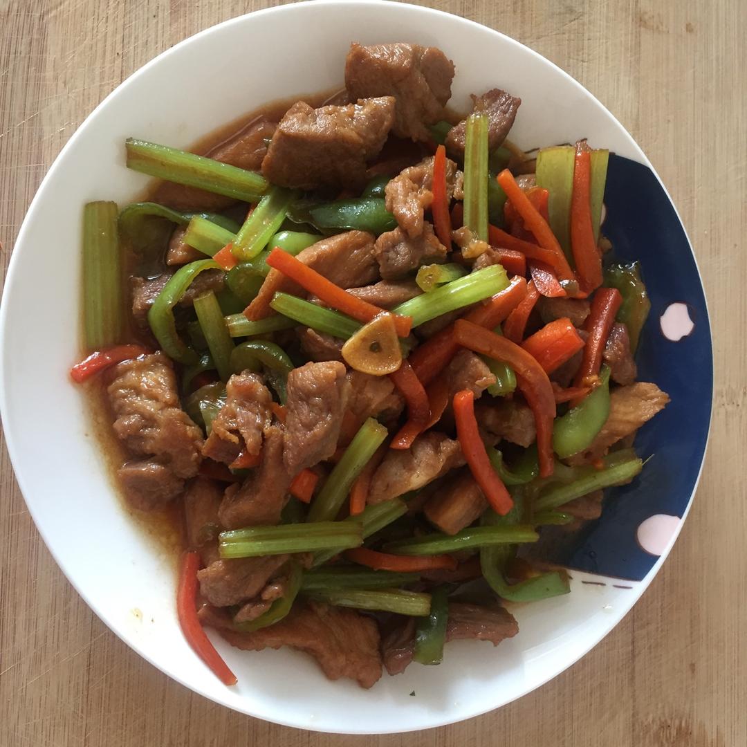 超下饭的青椒胡萝丝炒肉