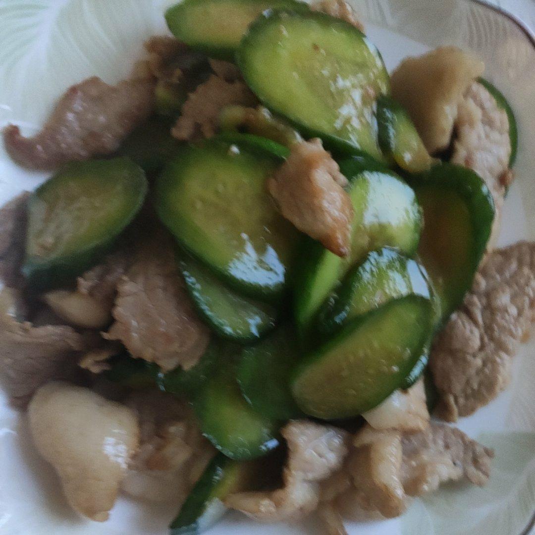 厨师长教你：“脆青瓜炒肉”的家常做法，爽脆的口感另一番感受