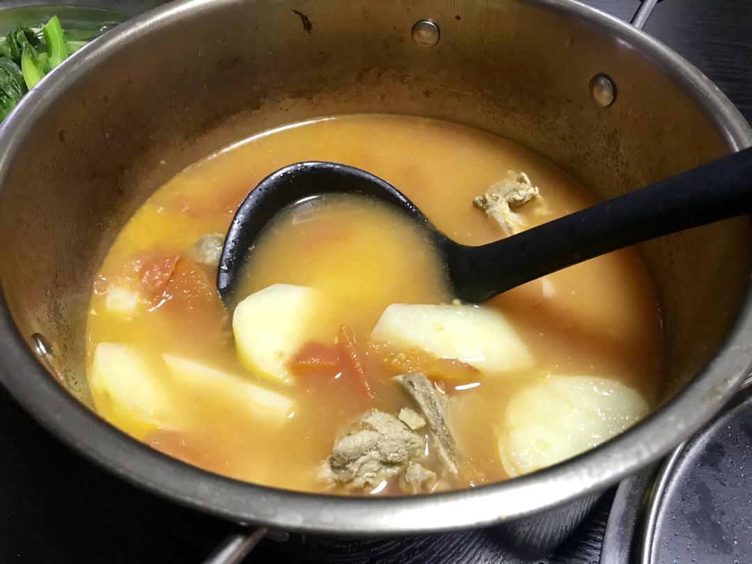 番茄土豆玉米排骨汤