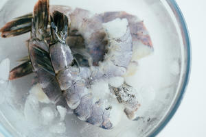 蓝虾刺身+虾头味增汤的做法 步骤3