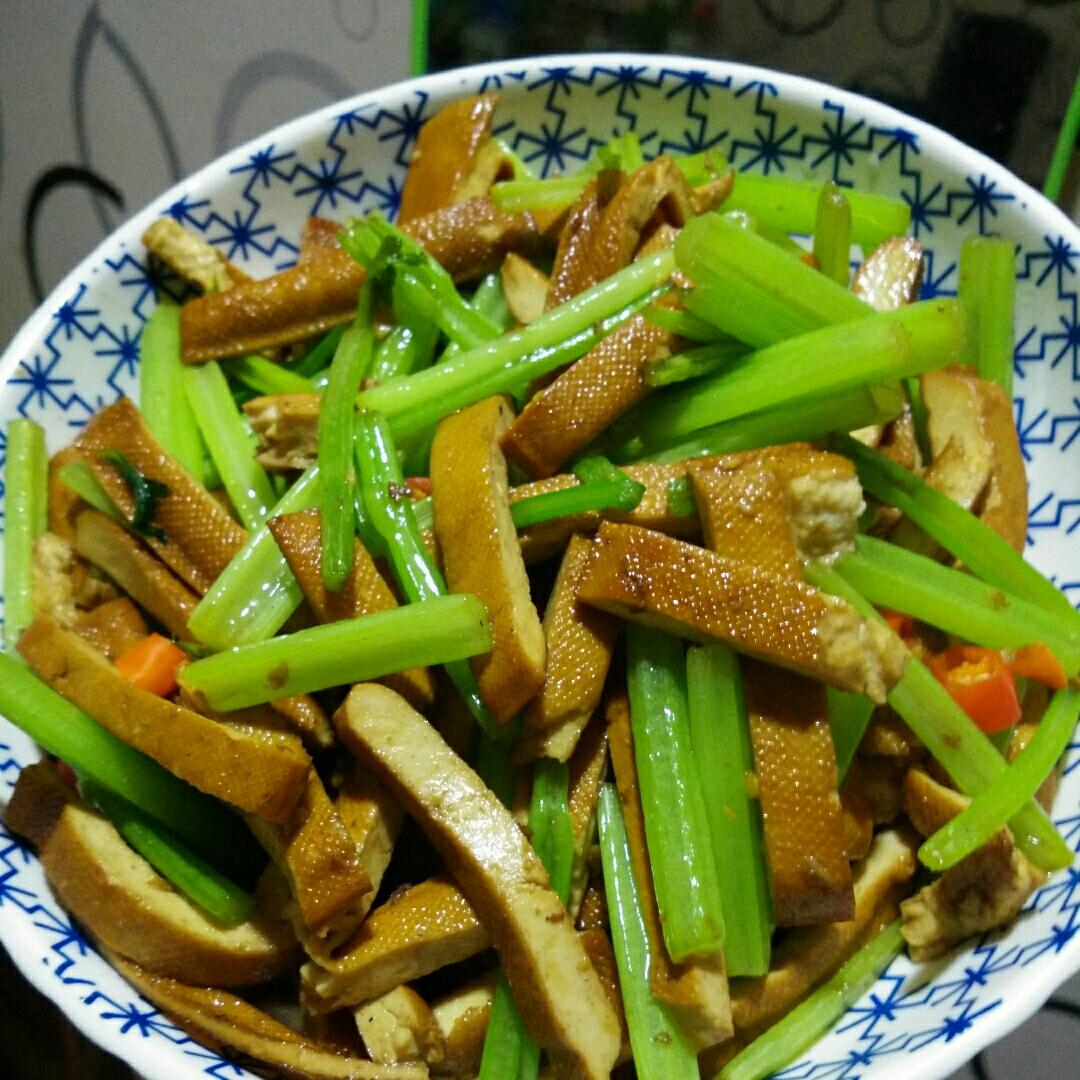 素菜：芹菜炒豆腐干