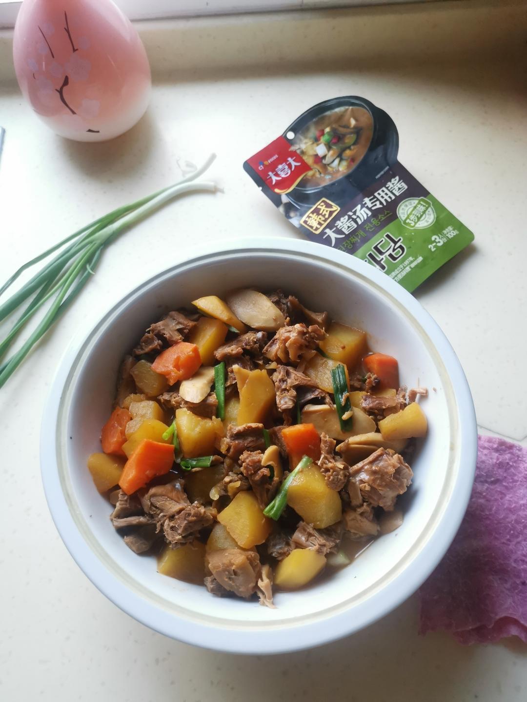 韩餐店里的辣牛肉汤